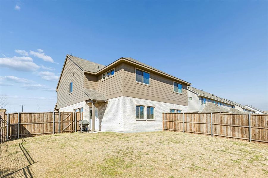 Exterior details and patio area of a home in , Wylie (Image 3).