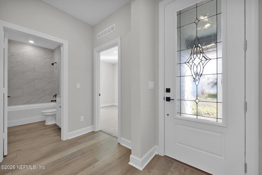 Spacious, unfurnished interior of a new home in Jennings Farm, Middleburg (Image 9).