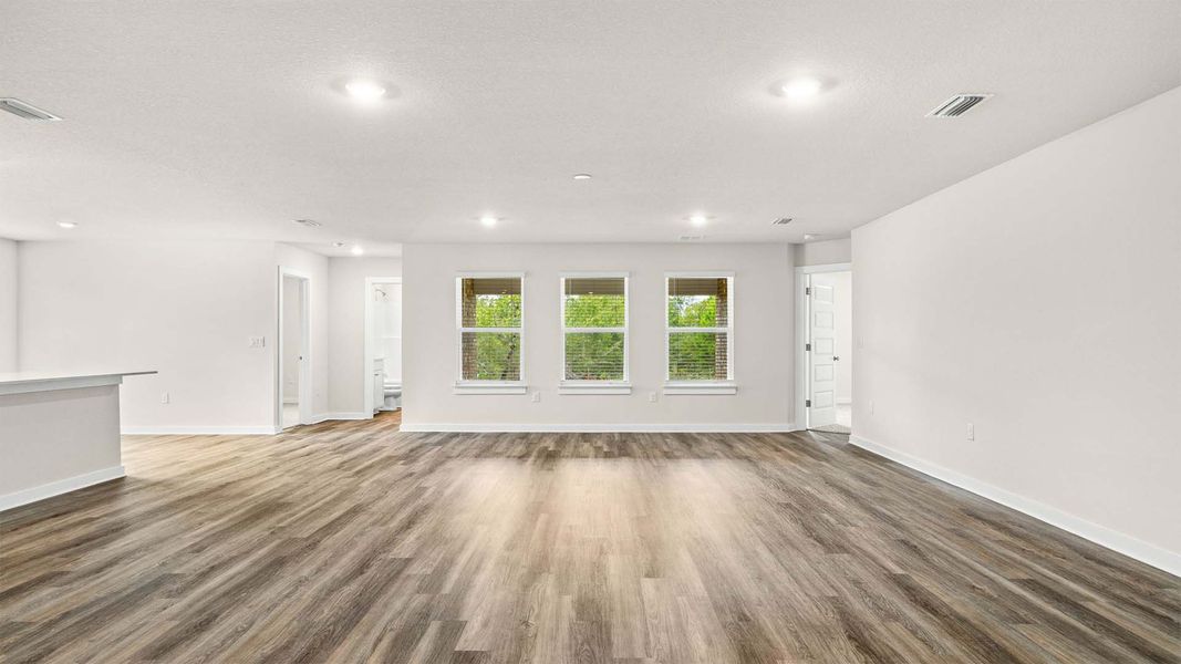 Spacious, unfurnished interior of a new home in Sunny Hills, Chipley (Image 16).
