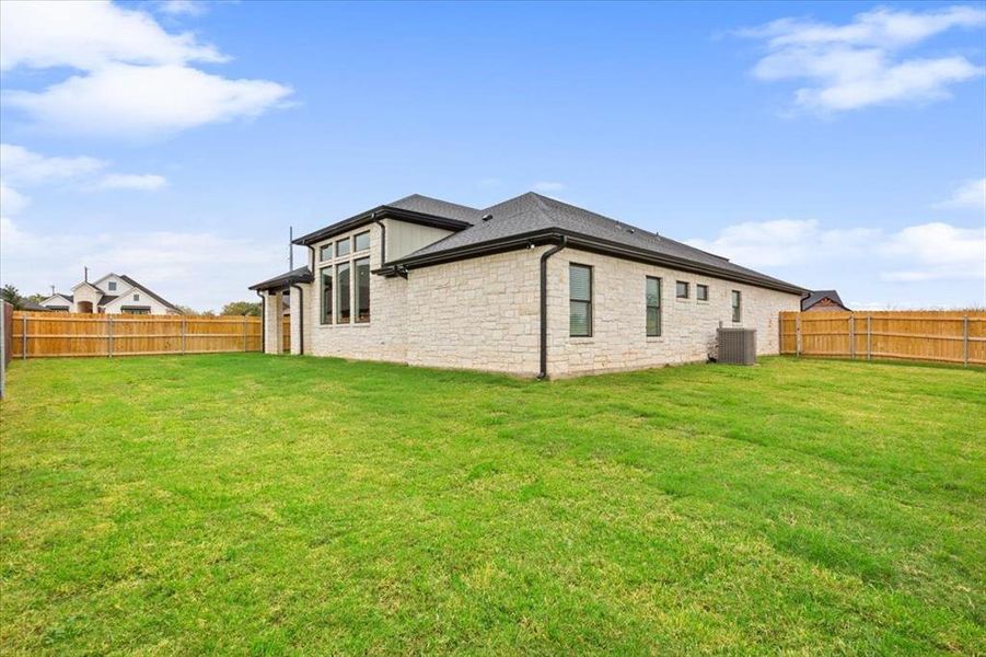 Exterior details and patio area of a home in , Hewitt (Image 3).