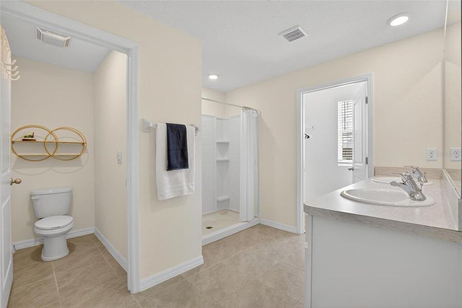 Furnished interior view inside a new home in River Park, Tampa (Image 35).