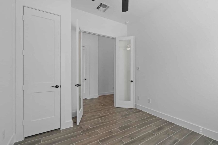 Spacious, unfurnished interior of a new home in Riceland Alley Loads, Mont Belvieu (Image 15).