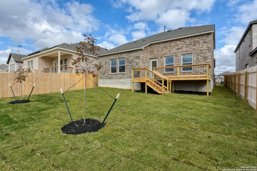 Exterior details and patio area of a home in Arcadia Ridge, San Antonio (Image 16).