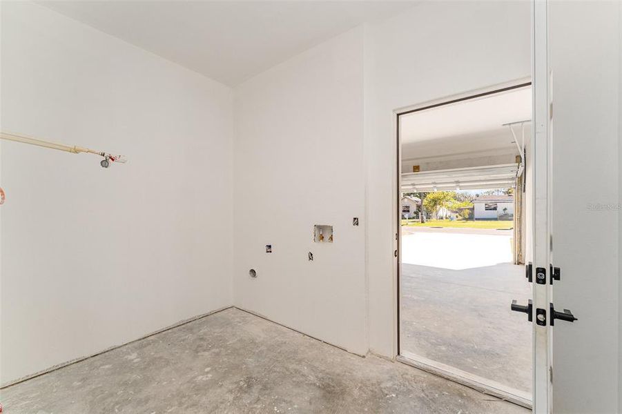 Spacious, unfurnished interior of a new home in , Lakeland (Image 5).