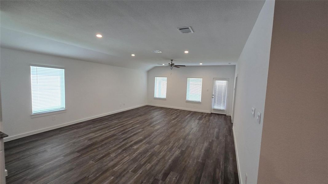 Spacious, unfurnished interior of a new home in Caldwell Ranch, Rosharon (Image 13).