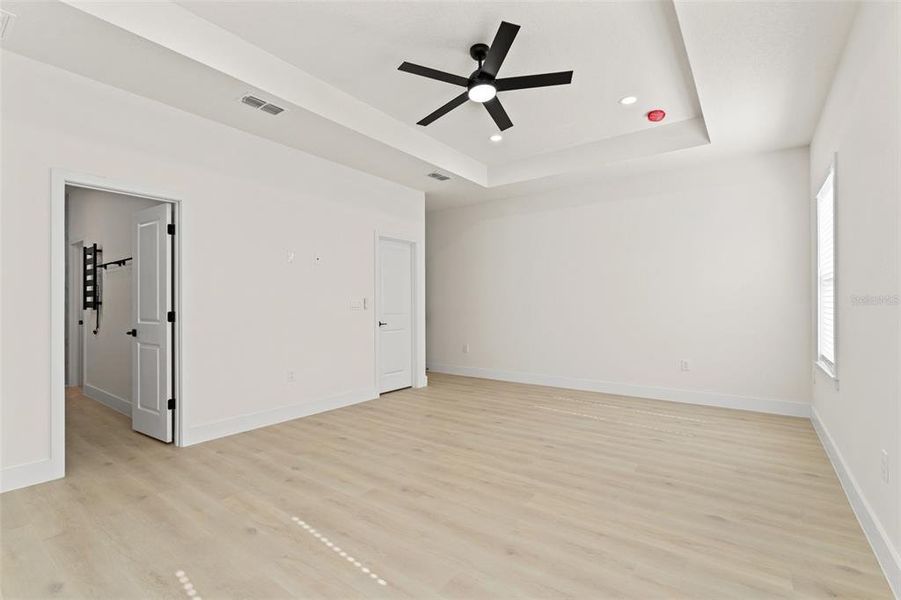 Spacious, unfurnished interior of a new home in , Weeki Wachee (Image 24).