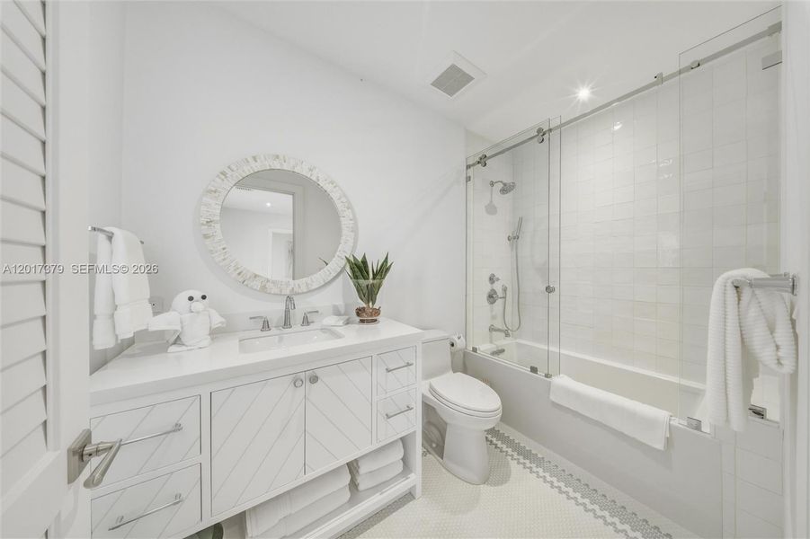 Furnished interior view inside a new home in , Islamorada, Village of Islands (Image 50).