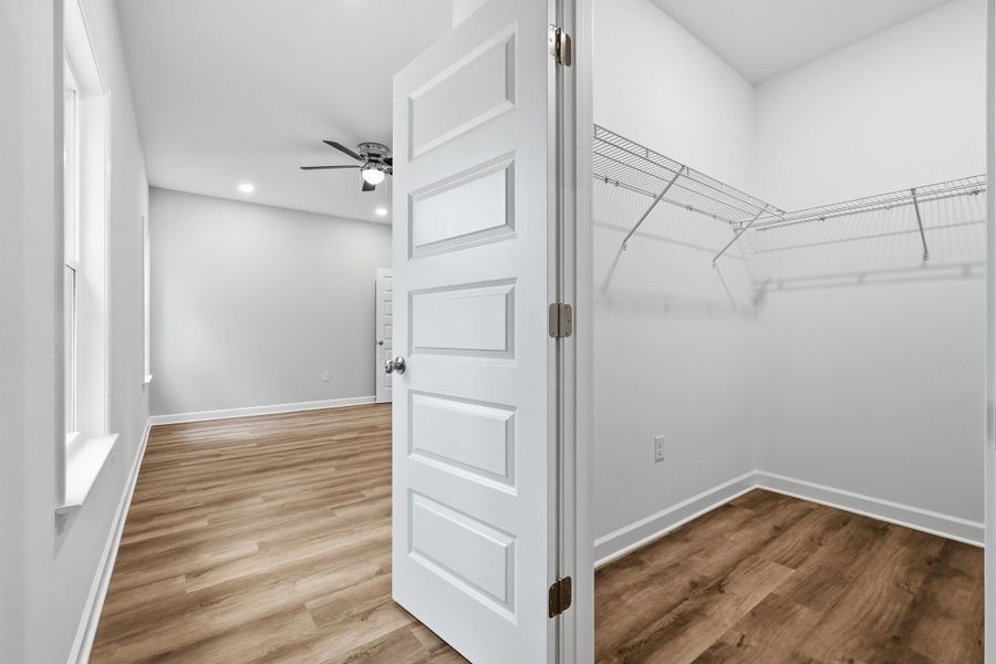 Spacious, unfurnished interior of a new home in Live Oak Cottages, Freeport (Image 35).