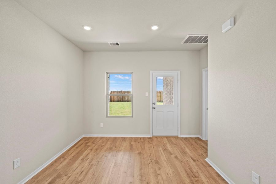 Spacious, unfurnished interior of a new home in Creekhaven, Rosharon (Image 18).
