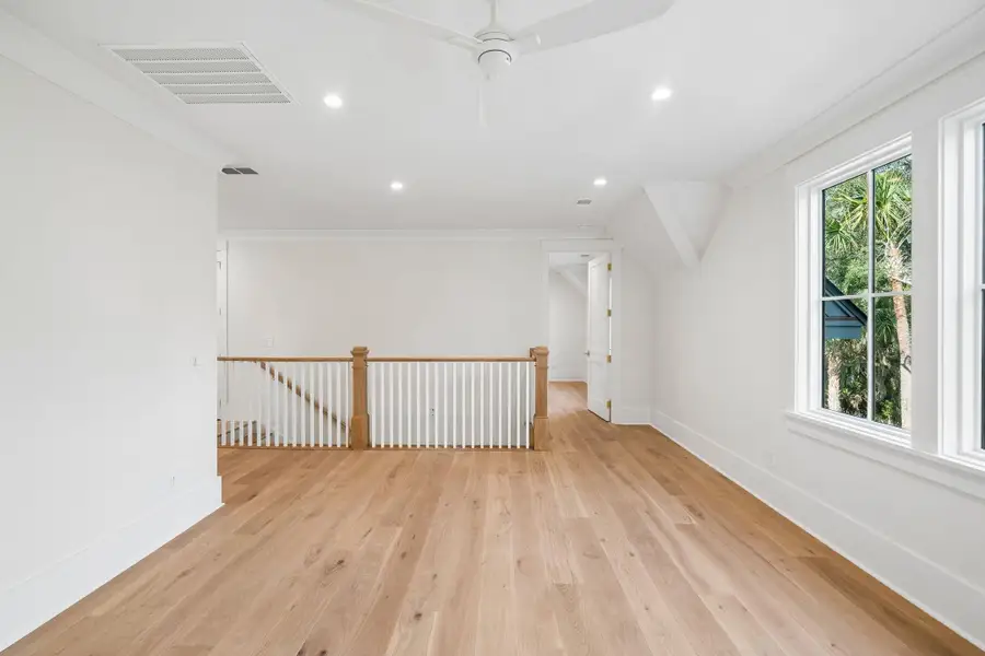 Spacious, unfurnished interior of a new home in , Kiawah Island (Image 27).