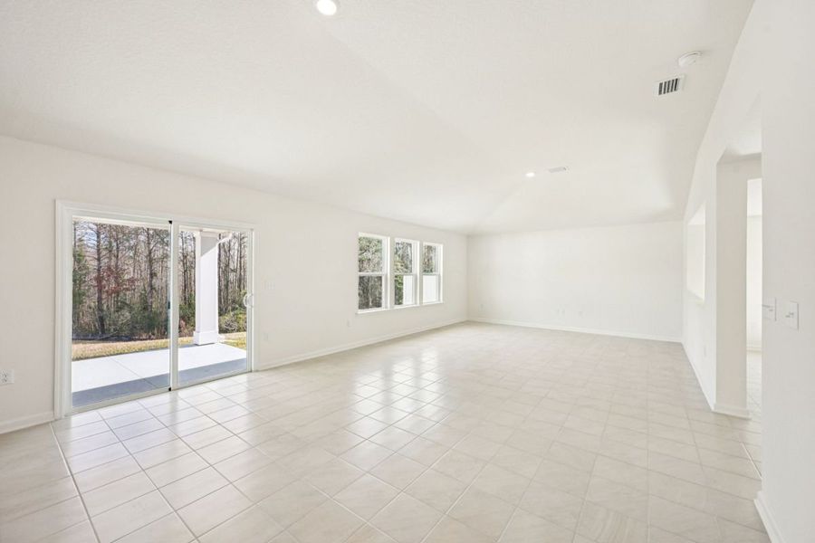 Spacious, unfurnished interior of a new home in Panther Creek, Jacksonville (Image 5).