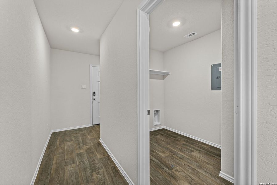 Spacious, unfurnished interior of a new home in Stonehill, San Antonio (Image 17).