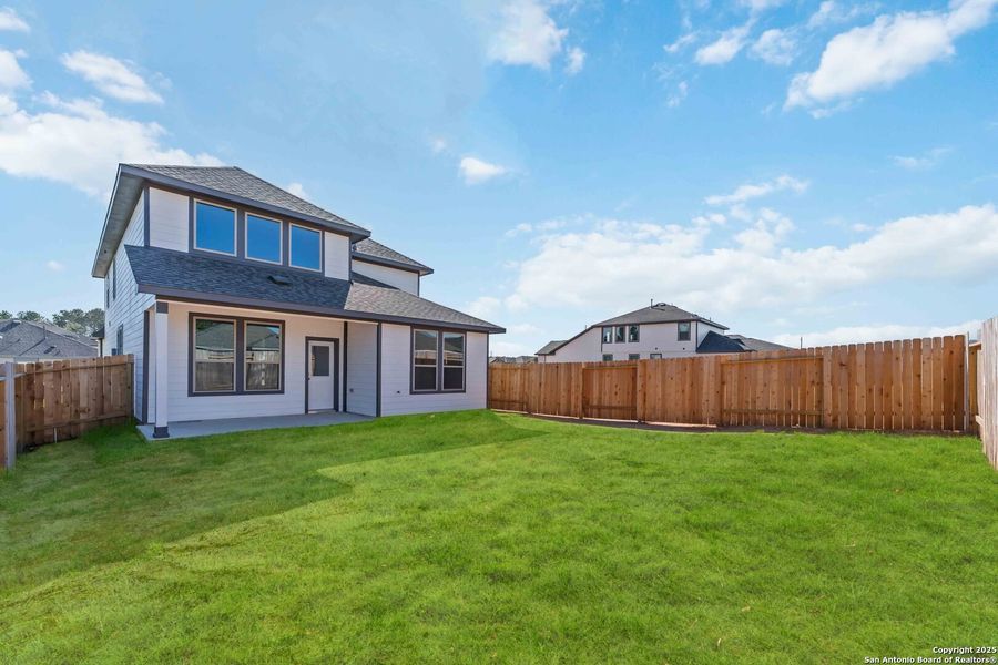 Exterior details and patio area of a home in Timber Creek, San Antonio (Image 4).