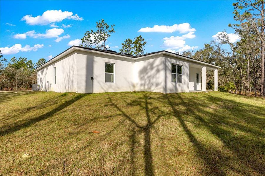 Exterior details and patio area of a home in , Dunnellon (Image 16).