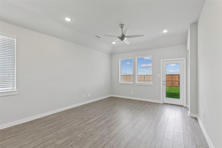 Spacious, unfurnished interior of a new home in Trinity Ranch, Elgin (Image 26).