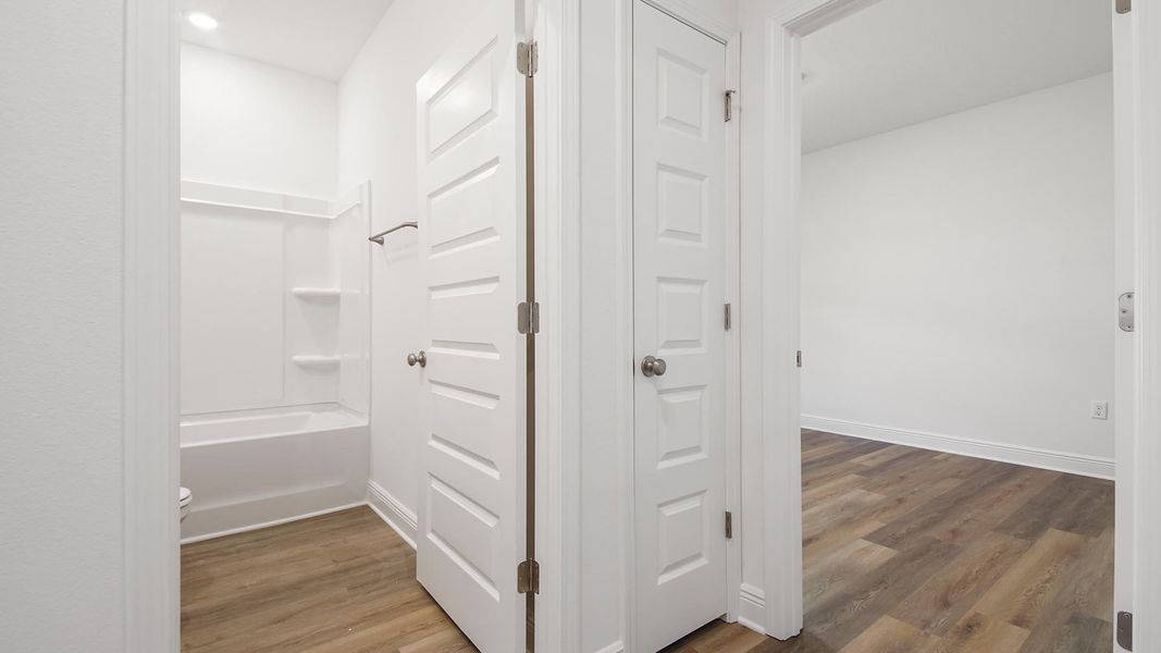 Spacious, unfurnished interior of a new home in Caballeros Estates At Hombre, Panama City Beach (Image 29).