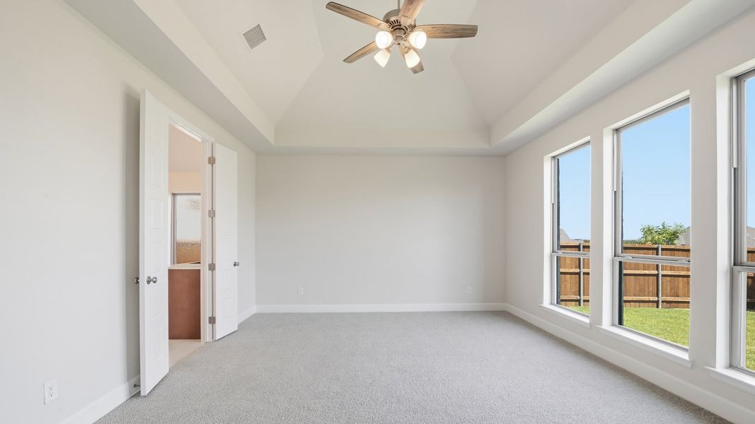 Spacious, unfurnished interior of a new home in Sweetgrass, Haslet (Image 16).