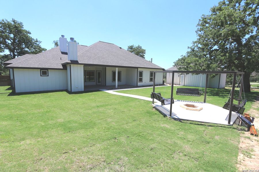 Exterior details and patio area of a home in , La Vernia (Image 54).
