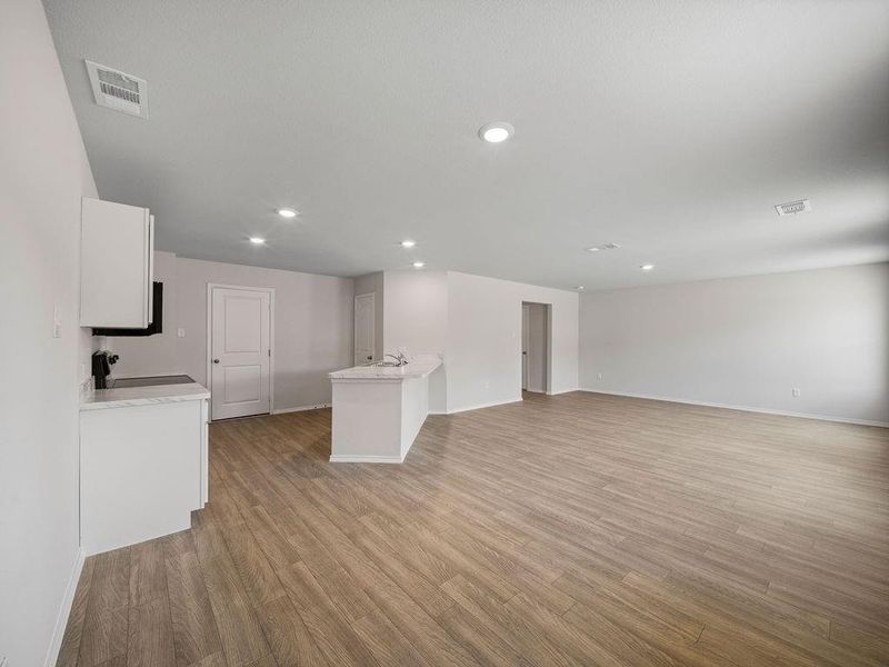 Spacious, unfurnished interior of a new home in Stoney Ridge, Hudson (Image 11).