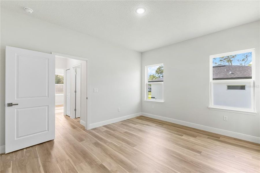 Spacious, unfurnished interior of a new home in , Ocala (Image 16).