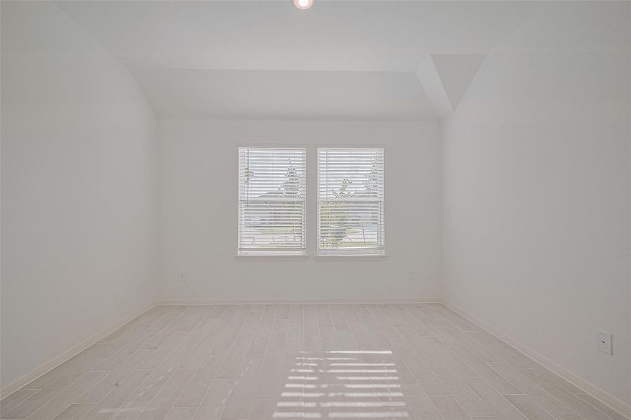 Spacious, unfurnished interior of a new home in Lago Mar, Texas City (Image 35).