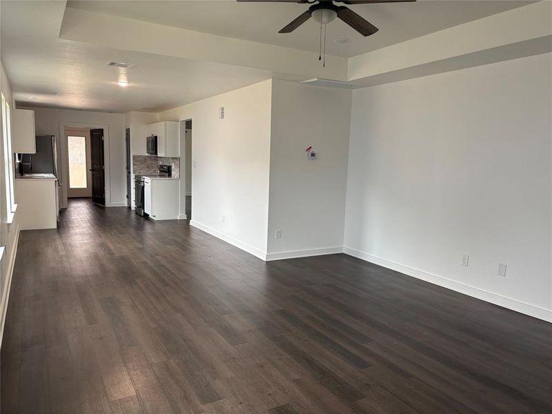 Spacious, unfurnished interior of a new home in , Mineola (Image 12).