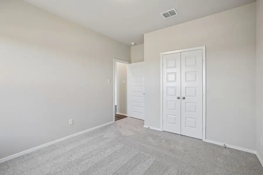 Spacious, unfurnished interior of a new home in Cloverleaf, Austin (Image 20).