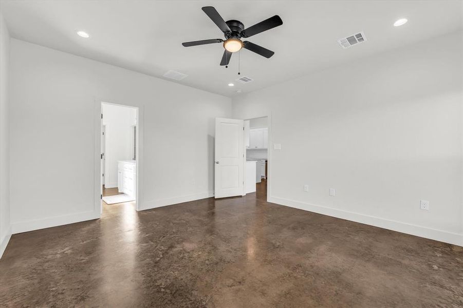 Spacious, unfurnished interior of a new home in , Riesel (Image 17).