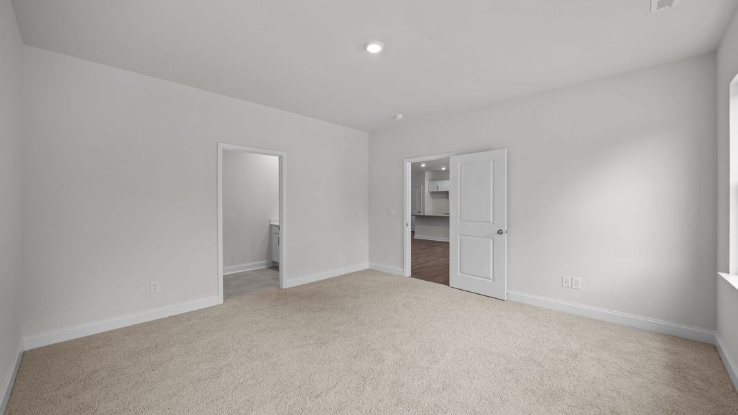 Spacious, unfurnished interior of a new home in Villa Grande, Winterville (Image 26).