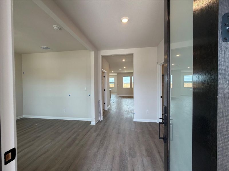Spacious, unfurnished interior of a new home in Willow Springs, Buda (Image 6).