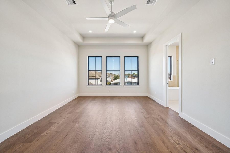 Spacious, unfurnished interior of a new home in Spring Valley Creek, Houston (Image 22).