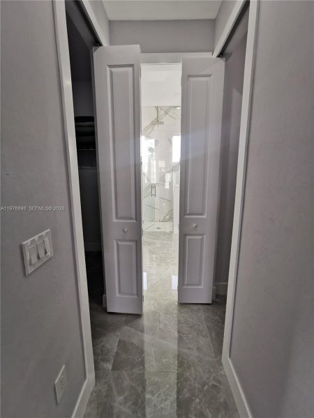 Spacious, unfurnished interior of a new home in , Cape Coral (Image 39).