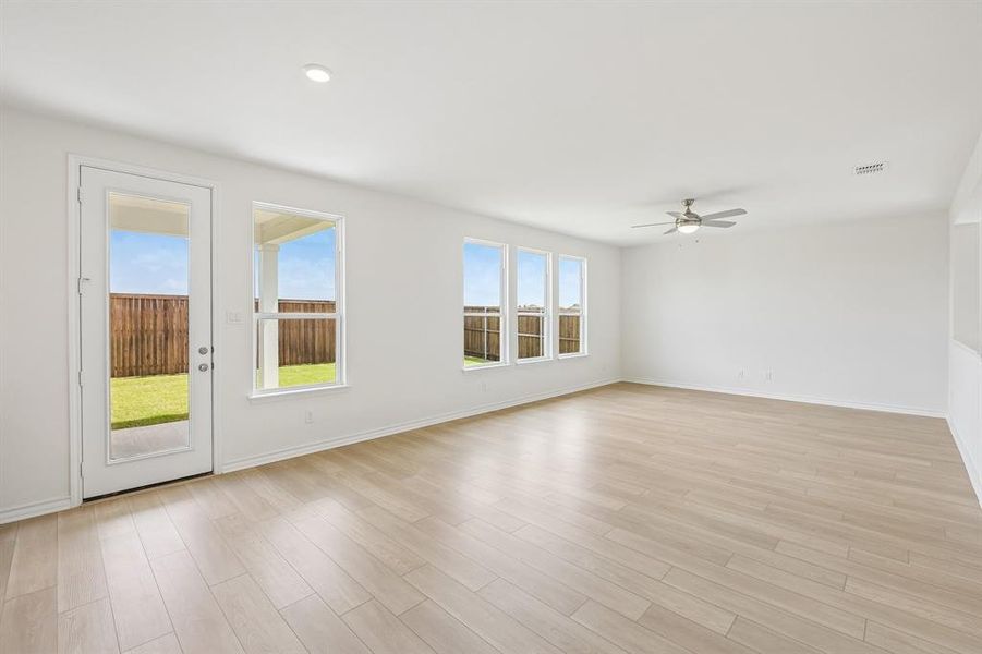 Spacious, unfurnished interior of a new home in Cottonwood Creek, Seagoville (Image 22).