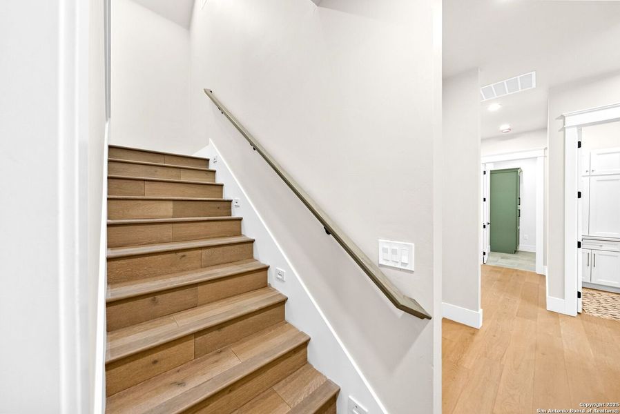 Spacious, unfurnished interior of a new home in , Bandera (Image 25).