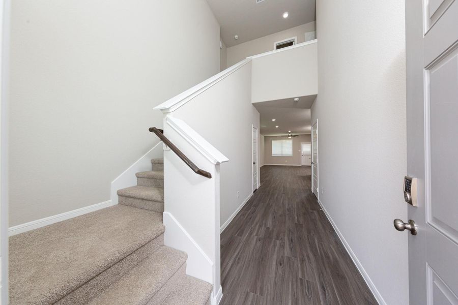 Spacious, unfurnished interior of a new home in Mackenzie Creek, Conroe (Image 18).