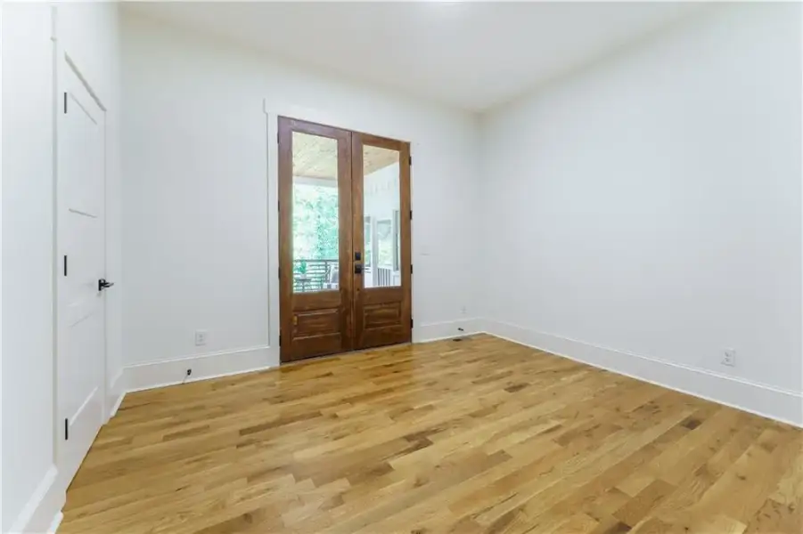 Spacious, unfurnished interior of a new home in , Sandy Springs (Image 26).