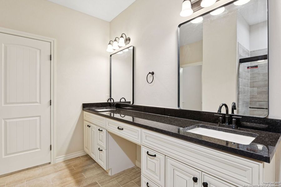 Furnished interior view inside a new home in , Seguin (Image 17).