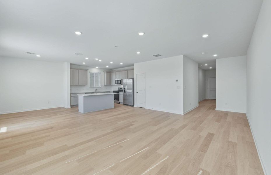 Spacious, unfurnished interior of a new home in Sunfield, Buda (Image 17).