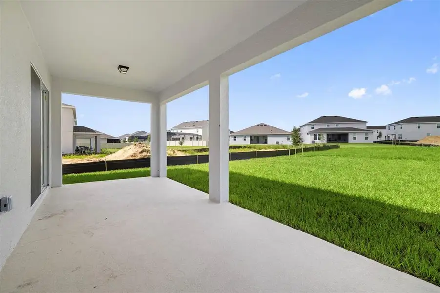 Spacious, unfurnished interior of a new home in Park View at the Hills, Minneola (Image 12).