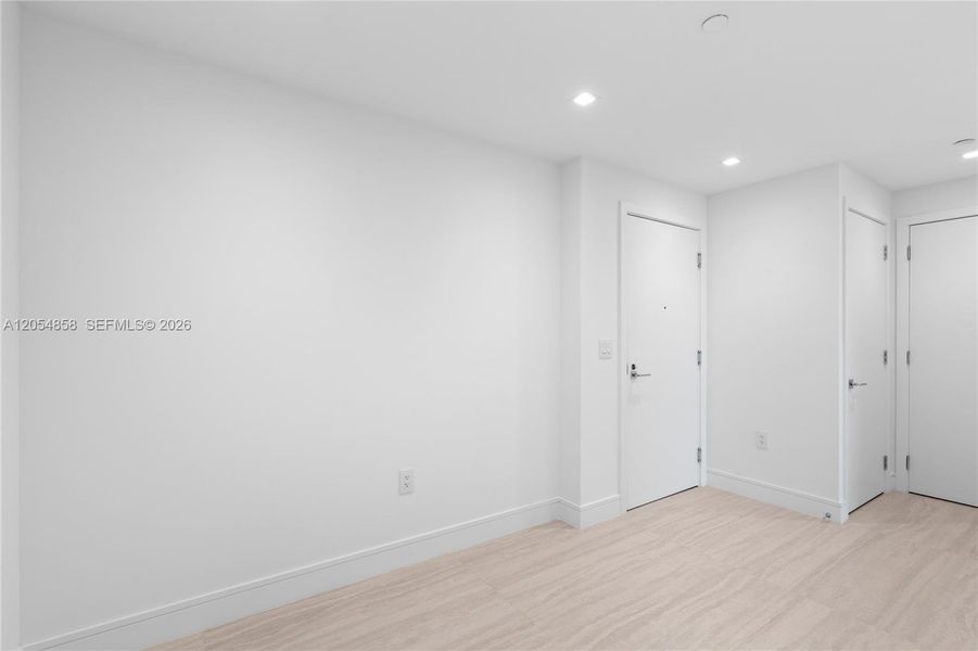 Spacious, unfurnished interior of a new home in One Park Tower, Miami (Image 55).
