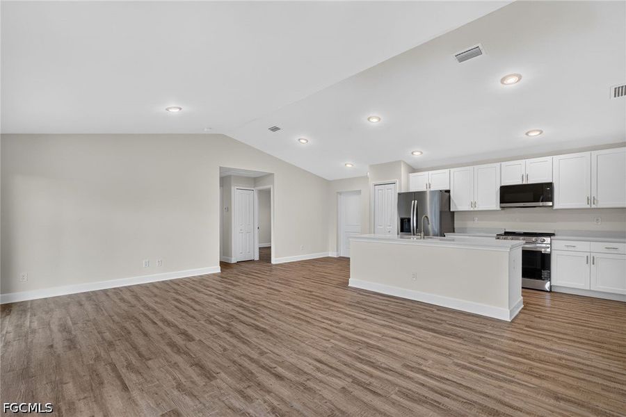 Spacious, unfurnished interior of a new home in Cape Coral, Cape Coral (Image 14).