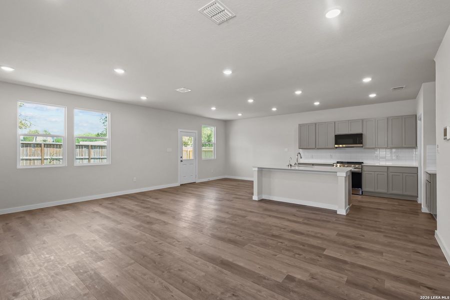 Spacious, unfurnished interior of a new home in Spring Creek, San Antonio (Image 18).