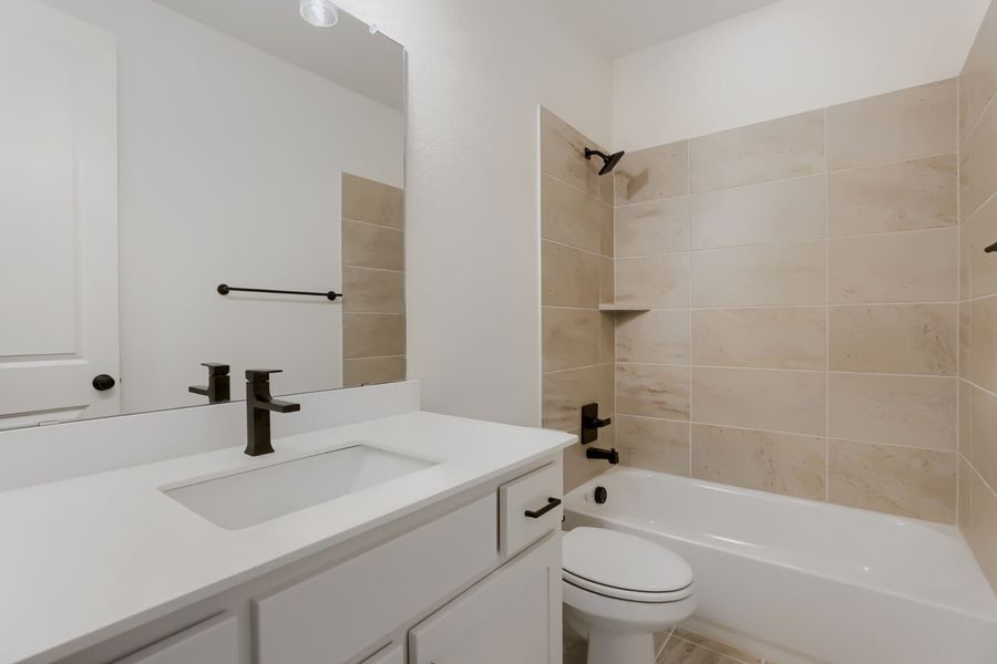 109 Enclave - Full Bathroom