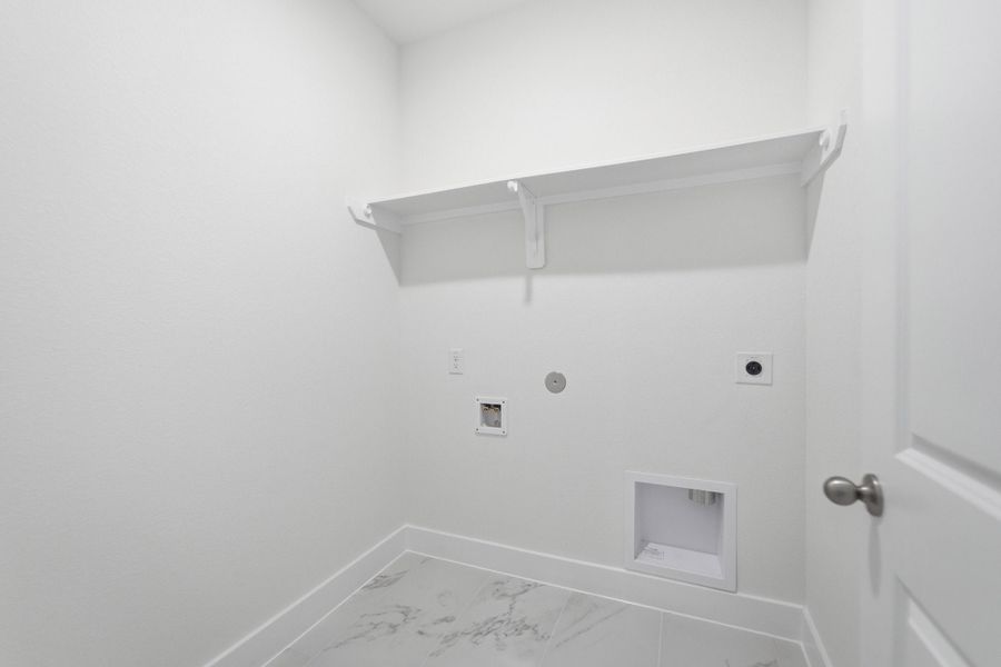 Spacious, unfurnished interior of a new home in Cielo, Conroe (Image 23).