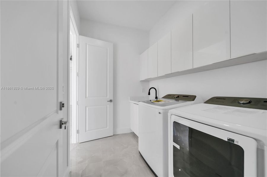 Furnished interior view inside a new home in , Cape Coral (Image 4). Furnished interior view inside a new home in , Cape Coral (Image 4).