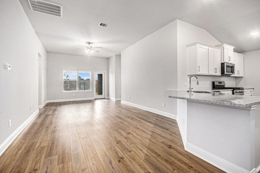 Spacious, unfurnished interior of a new home in Lago Mar, Texas City (Image 10). Spacious, unfurnished interior of a new home in Lago Mar, Texas City (Image 10).