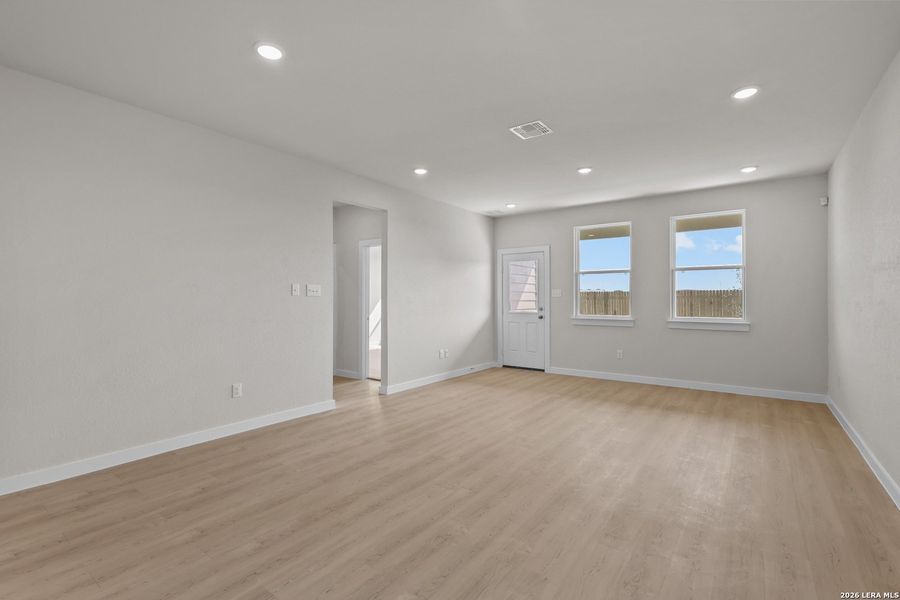 Spacious, unfurnished interior of a new home in Hiddenbrooke, Seguin (Image 19).