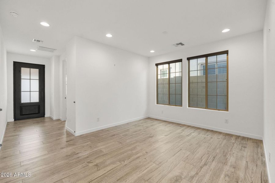 8-web-or-mls-21349-n-58th-st