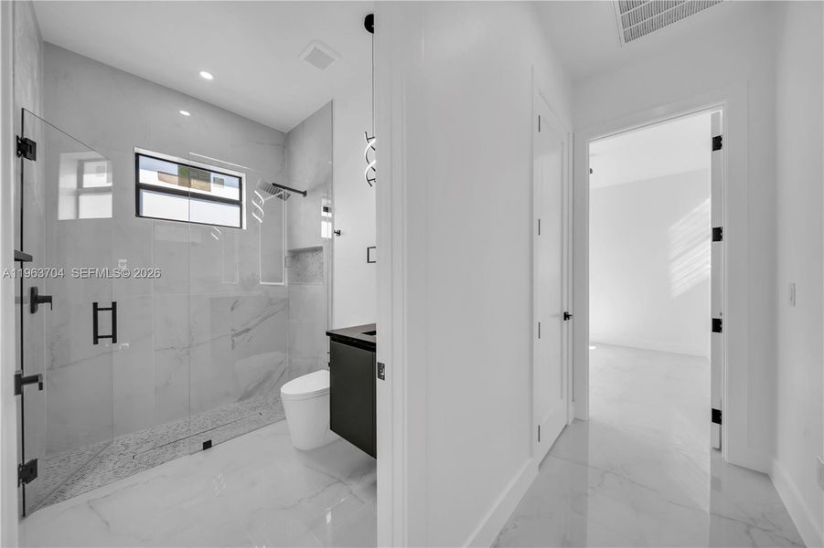 Spacious, unfurnished interior of a new home in , Cape Coral (Image 38).