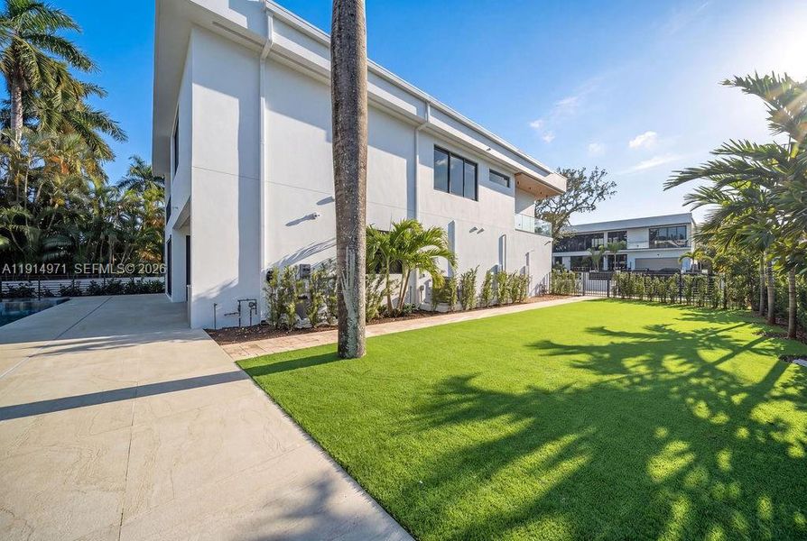Exterior details and patio area of a home in , Fort Lauderdale (Image 44).